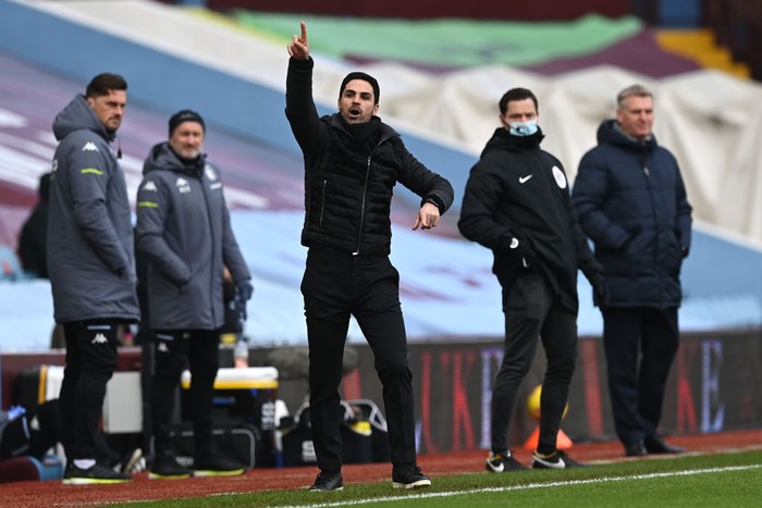 BIRMINGHAM, ENGLAND - FEBRUARY 06: Mikel Arteta, Manager of Arsenal gives his team instructions during the Premier League match between Aston Villa and Arsenal at Villa Park on February 06, 2021 in Birmingham, England. Sporting stadiums around the UK remain under strict restrictions due to the Coronavirus Pandemic as Government social distancing laws prohibit fans inside venues resulting in games being played behind closed doors. (Photo by Shaun Botterill/Getty Images)
