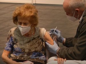 Momen Wanita 105 Tahun Disuntik Vaksin Covid-19 Pfizer