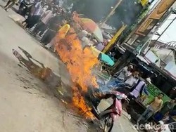 Ditinggal Minum Es, Motor Warga Pasuruan Ini Tiba-tiba Terbakar