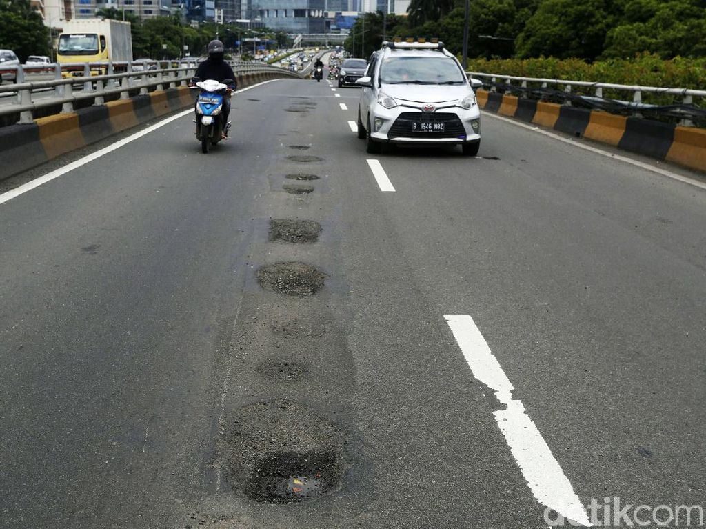 Duh! Jalan Rusak Jadi Penyebab Banyak Kecelakan Lalu Lintas di Jakarta Duh! Jalan Rusak Jadi Penyebab Banyak Kecelakan Lalu Lintas di Jakarta