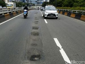 Duh! Jalan Rusak Jadi Penyebab Banyak Kecelakan Lalu Lintas di Jakarta Duh! Jalan Rusak Jadi Penyebab Banyak Kecelakan Lalu Lintas di Jakarta