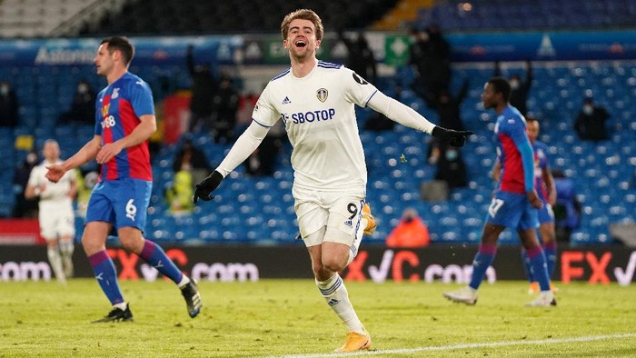 LEEDS, ENGLAND - FEBRUARY 08: Patrick Bamford of Leeds United celebrates after scoring their teams second goal during the Premier League match between Leeds United and Crystal Palace at Elland Road on February 08, 2021 in Leeds, England. Sporting stadiums around the UK remain under strict restrictions due to the Coronavirus Pandemic as Government social distancing laws prohibit fans inside venues resulting in games being played behind closed doors. (Photo by Jon Super - Pool/Getty Images)