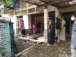Pelayat Berdatangan ke Rumah Duka Ustadz Maaher di Pondok Gede Bekasi