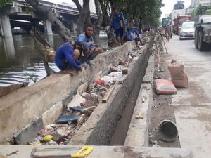 Proyek Cegah Banjir di Jl RE Martadinata Ancol Terkendala Hujan