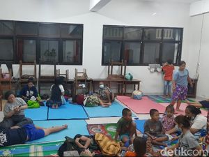 Pengungsi Banjir Kampung Melayu Juga Butuh Peralatan Bayi-Lansia Pengungsi Banjir Kampung Melayu Juga Butuh Peralatan Bayi-Lansia