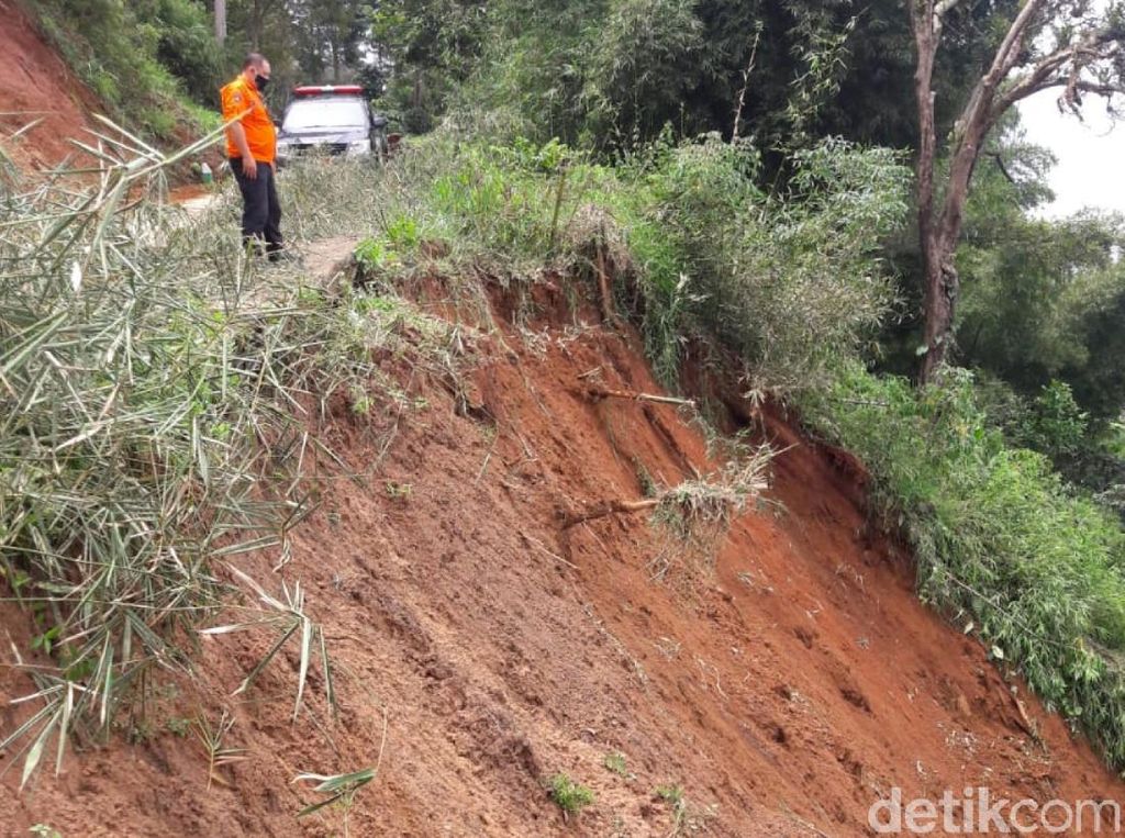 Pergerakan Tanah di Kotabaru Kalsel, 4 Warga Tewas dan 32 Rumah Rusak Pergerakan Tanah di Kotabaru Kalsel, 4 Warga Tewas dan 32 Rumah Rusak