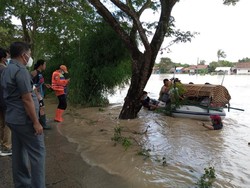 Meninggal di Tengah Banjir, Jenazah Kakek di Bekasi Dievakuasi Perahu Karet