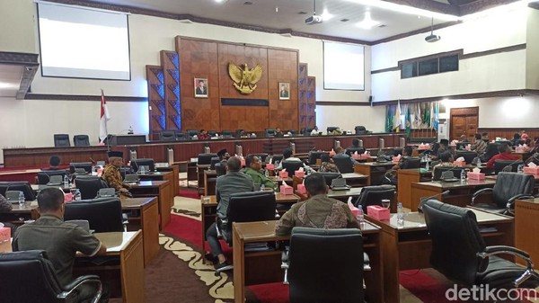 Rapat di Gedung DPR Aceh (Agus Setyadi/detikcom). Rapat di Gedung DPR Aceh (Agus Setyadi/detikcom).