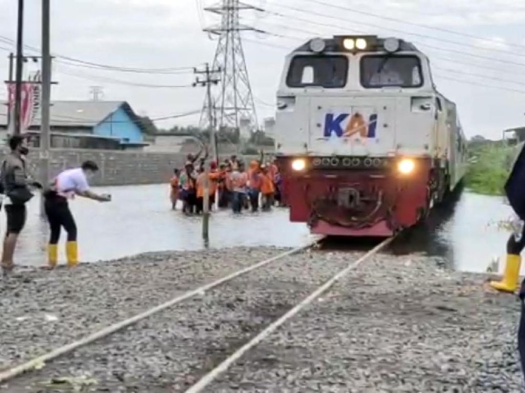 Rel Kebanjiran Ditinggikan, Kereta ke Semarang Berangsur Normal Rel Kebanjiran Ditinggikan, Kereta ke Semarang Berangsur Normal
