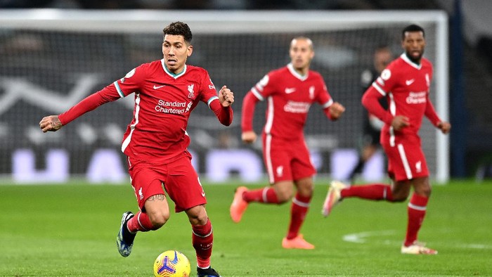 LONDON, ENGLAND - JANUARY 28: Roberto Firmino of Liverpool runs with the ball during the Premier League match between Tottenham Hotspur and Liverpool at Tottenham Hotspur Stadium on January 28, 2021 in London, England. Sporting stadiums around the UK remain under strict restrictions due to the Coronavirus Pandemic as Government social distancing laws prohibit fans inside venues resulting in games being played behind closed doors. (Photo by Shaun Botterill/Getty Images)