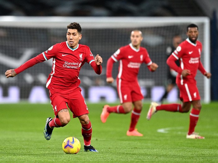 LONDON, ENGLAND - JANUARY 28: Roberto Firmino of Liverpool runs with the ball during the Premier League match between Tottenham Hotspur and Liverpool at Tottenham Hotspur Stadium on January 28, 2021 in London, England. Sporting stadiums around the UK remain under strict restrictions due to the Coronavirus Pandemic as Government social distancing laws prohibit fans inside venues resulting in games being played behind closed doors. (Photo by Shaun Botterill/Getty Images)