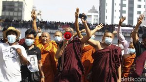 Saat Biksu Ikut Turun ke Jalan Tolak Kudeta di Myanmar