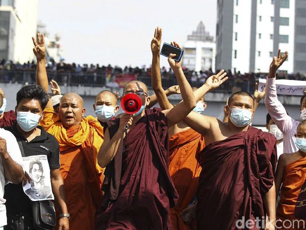 Saat Biksu Ikut Turun ke Jalan Tolak Kudeta di Myanmar