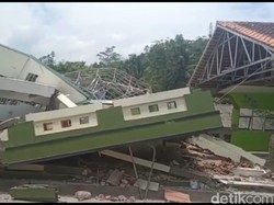 Bangunan SD Ambruk Akibat Pergerakan Tanah di Tasikmalaya