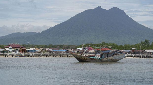 Gunung Ranai menjadi latar belakang Kota Tua Penagi di Bunguran Timur, Kabupaten Natuna, Kepulauan Riau. ANTARA FOTO/Aditya Pradana Putra