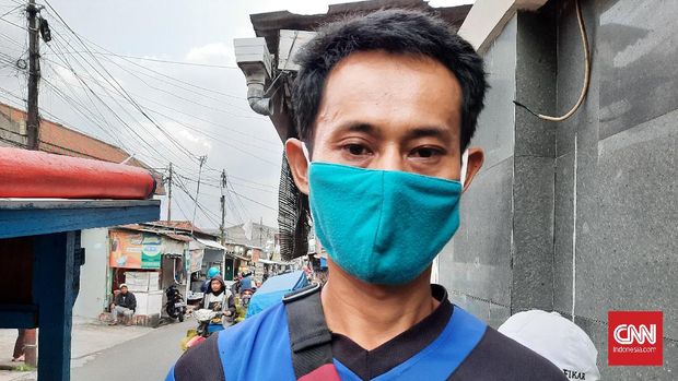 Pedagang baso di bilangan Pasar Minggu, Jakarta Selatan, Agus (42) takut dagangannya sepi selama PPKM Mikro diberlakukan selama 9-21 Februari.