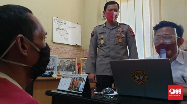 Tersangka pencabulan terhadap anak dibawah umur, Dian Ansori  oknum pendamping P2TP2A Lampung Timur saat diperiksa di Polda Lampung.