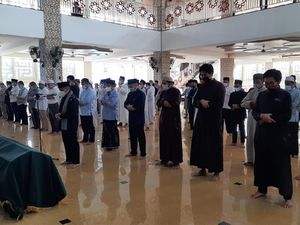 Tiba di Daarul Quran, Jenazah Ustadz Maaher Disalatkan di Masjid An-Nabawi Tiba di Daarul Quran, Jenazah Ustadz Maaher Disalatkan di Masjid An-Nabawi
