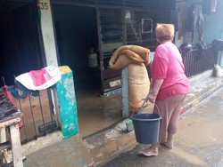 Banjir di Rawajati Jaksel Mulai Surut, Warga Bersihkan Rumah dari Lumpur