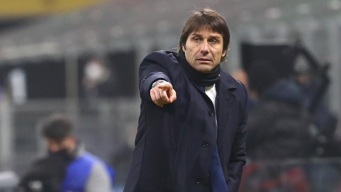 MILAN, ITALY - FEBRUARY 02:  FC Internazionale coach Antonio Conte gestures during the Coppa Italia semi-final match between FC Internazionale and Juventus at Stadio Giuseppe Meazza on February 2, 2021 in Milan, Italy. Sporting stadiums around Italy remain under strict restrictions due to the Coronavirus Pandemic as Government social distancing laws prohibit fans inside venues resulting in games being played behind closed doors.  (Photo by Marco Luzzani/Getty Images)