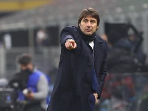 Panas! Antonio Conte Acungkan Jari Tengah ke Presiden Juventus Panas! Antonio Conte Acungkan Jari Tengah ke Presiden Juventus