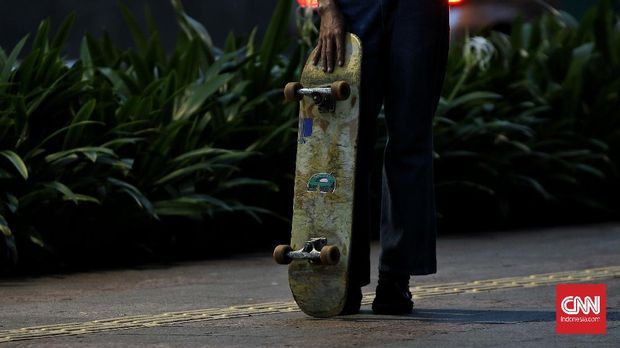 Sejumlah orang bermain skateboard di trotoar di kawasan jalan Thamtrin, Jakarta Pusat. Rabu (10/2/2021). CNN Indonesia/Andry Novelino