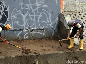 Banjir Surut, Petugas Bersihkan Bantaran Sungai Ciliwung