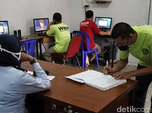 Begini Cara Warga Binaan di Lapas Solo Melepas Rindu