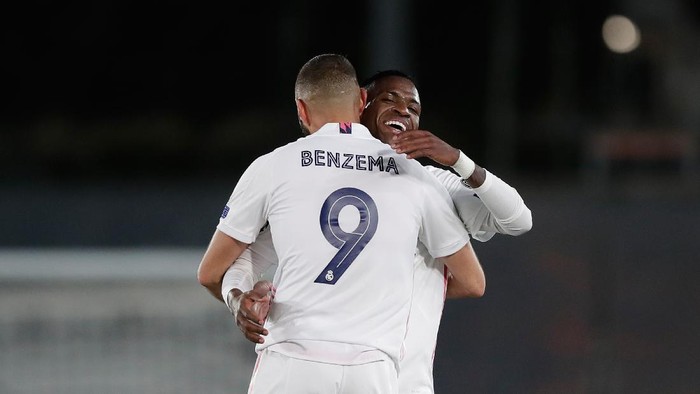 MADRID, SPAIN - NOVEMBER 03: Karim Benzema (L) of Real Madrid CF hugs his teammate Vinicius Junior (R) after winning the UEFA Champions League Group B stage match between Real Madrid and FC Internazionale at Estadio Santiago Bernabeu on November 03, 2020 in Madrid, Spain. (Photo by Gonzalo Arroyo Moreno/Getty Images)