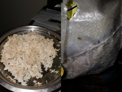 Waduh! Netizen Ini Dapat Beras Bansos yang Hitam dan Berkutu