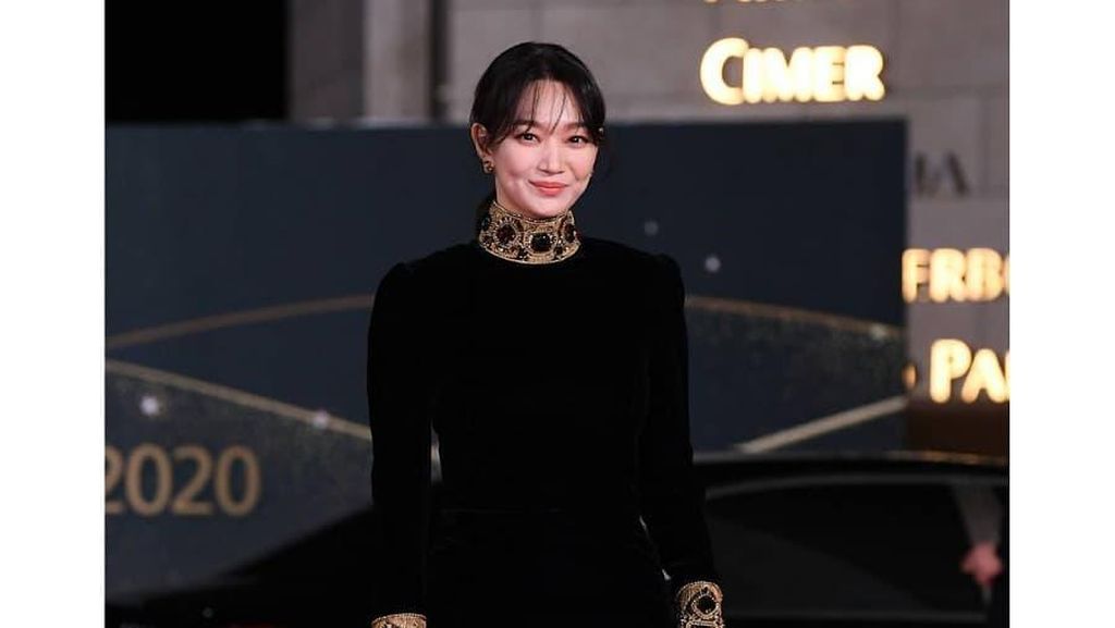 Bertabur Bintang, Intip Gaya Glamour Aktris Korea di Blue Dragon Film Awards