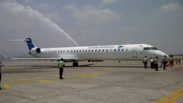 Foto pesawat Bombardier Garuda Indonesia