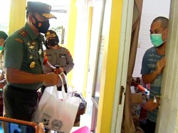 Usai Tegur Pelanggar Prokes, Jenderal TNI Antar Sembako ke Pasien Isolasi