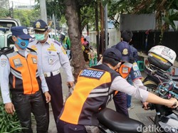 Parkir di Trotoar Jakpus, 38 Kendaraan Dicabut Pentil-19 Motor Diangkut