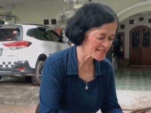 Emak-emak Review Sayur Asem ala Food Vlogger, Ujungnya Bikin Ngakak!