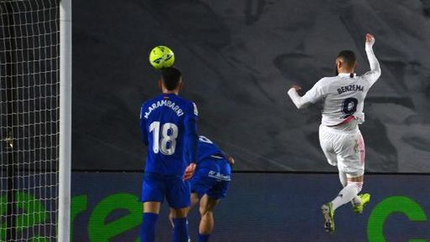 Real Madrid's French forward Karim Benzema (R) scores a goal during the Spanish league football match between Real Madrid CF and Getafe CF at the Alfredo di Stefano stadium in Valdebebas, on the outskirts of Madrid on February 9, 2021. (Photo by GABRIEL BOUYS / AFP)