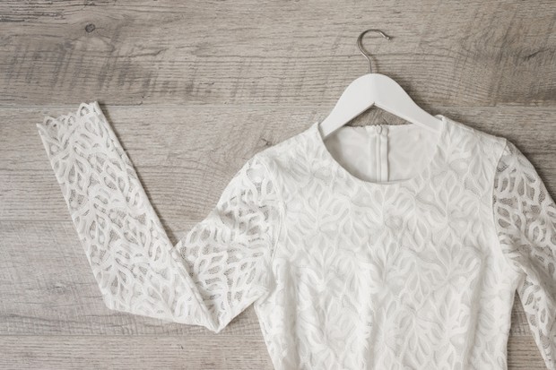 Kamu dapat memberi hadiah berupa gaun kepada ibu mertua.