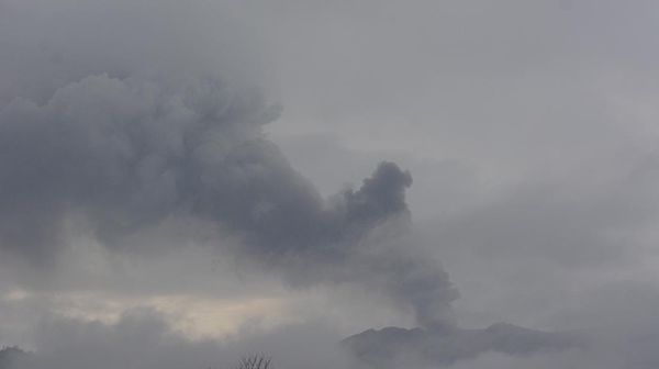 Gunung Raung Keluarkan Asap Hitam