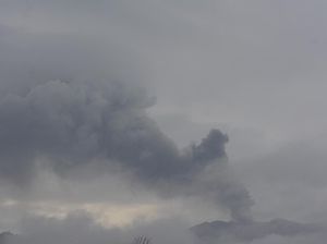 Gunung Raung Keluarkan Asap Hitam