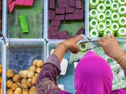 Ibu-ibu Kolombus Bikin Resah, Begini Etiket Bungkus Makanan di Acara Hajatan