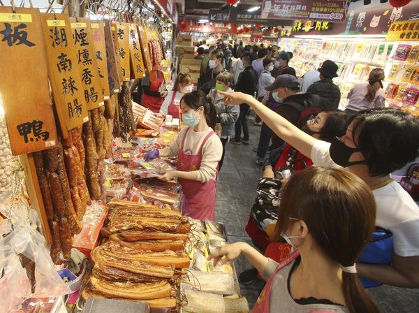 Jelang Imlek, Warga Serbu Pasar di Taipei