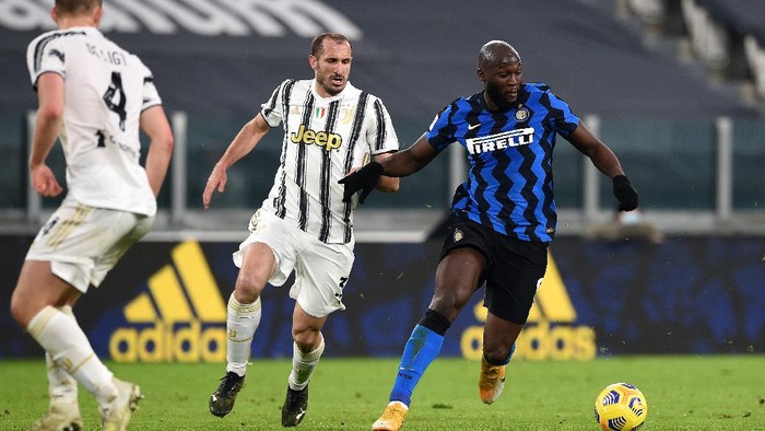 Juventus vs Inter Milan TURIN, ITALY - FEBRUARY 09: Romelu Lukaku of FC Internazionale battles for possession with Giorgio Chiellini of Juventus during the Coppa Italia semi-final Juventus and FC Internazionale at Allianz Stadium on February 09, 2021 in Turin, Italy. Sporting stadiums around Italy remain under strict restrictions due to the Coronavirus Pandemic as Government social distancing laws prohibit fans inside venues resulting in games being played behind closed doors. (Photo by Chris Ricco/Getty Images)