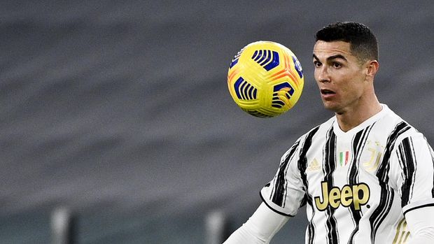 Juventus' Cristiano Ronaldo controls the ball during the Italian Cup, return-leg, semifinal soccer match between Juventus and Inter Milan, at the Turin Allianz Stadium, Italy, Tuesday, Feb. 9, 2021. (Marco Alpozzi/LaPresse via AP)
