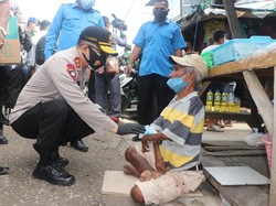 Tekan Kasus COVID-19 di NTT, Polisi Sebar 42.850 Masker