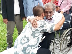 Akhir Damai Anak Gugat Ayah di Bandung, Berpelukan-Gelar Syukuran