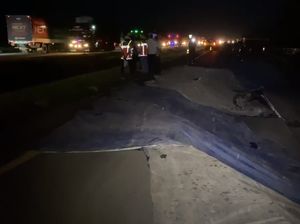 Kondisi Lalu Lintas Tol Cipali KM 122 Malam Ini Usai Ambles Kondisi Lalu Lintas Tol Cipali KM 122 Malam Ini Usai Ambles