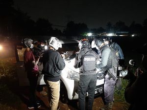 Dramatis! Pengejaran Mobil Rental Dibawa Kabur ke Depok Diwarnai Tembakan Dramatis! Pengejaran Mobil Rental Dibawa Kabur ke Depok Diwarnai Tembakan