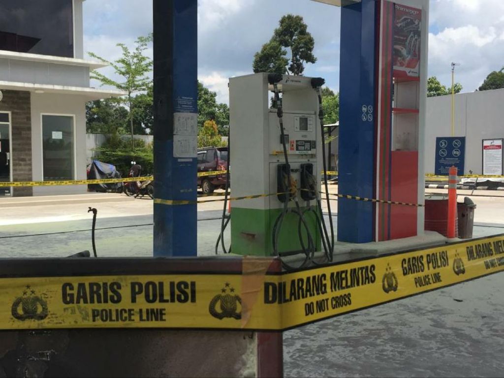 Mobil Meledak Saat Isi BBM di SPBU Sumsel, 3 Orang Terluka Mobil Meledak Saat Isi BBM di SPBU Sumsel, 3 Orang Terluka