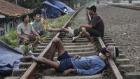 Korban Banjir Mengungsi di Rel KA hingga Jalan Raya Pantura