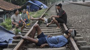 Korban Banjir Mengungsi di Rel KA hingga Jalan Raya Pantura
